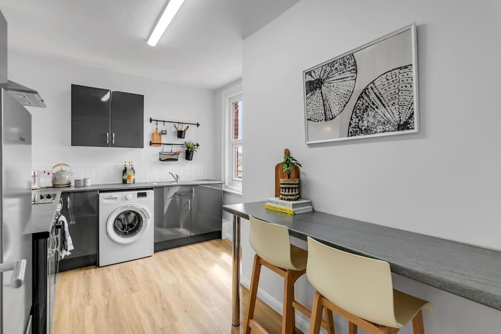 1-Bed Seaside Apartment With Parking โครเมอร์ ภายนอก รูปภาพ