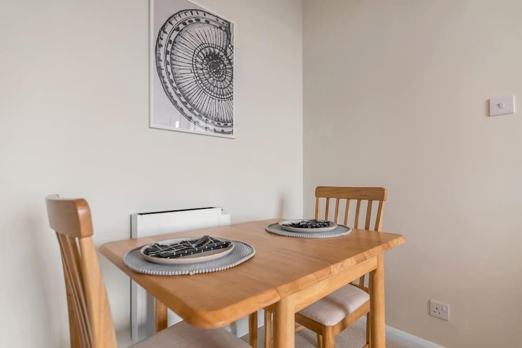 1-Bed Seaside Apartment With Parking โครเมอร์ ภายนอก รูปภาพ