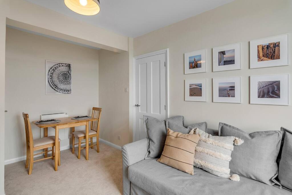 1-Bed Seaside Apartment With Parking โครเมอร์ ภายนอก รูปภาพ